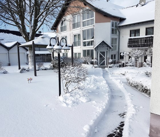 Innenhof im Schnee, © Weber